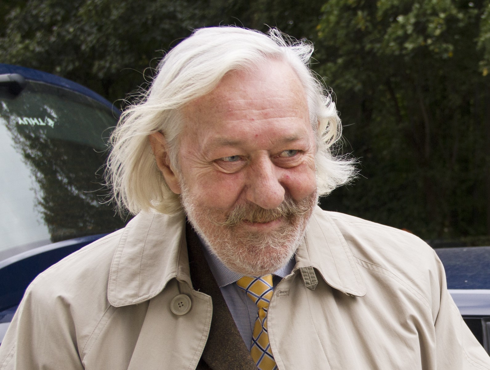 Monsieur utilisant une voiture partagée à Bruxelles